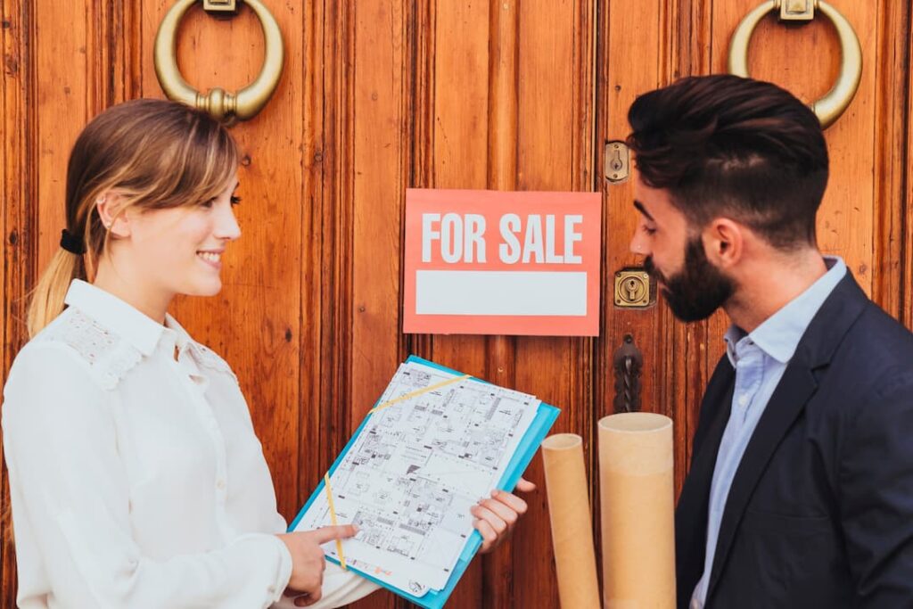 Guía completa para comprar un piso con inquilino 1 mujer vendiendo casa a hombre
