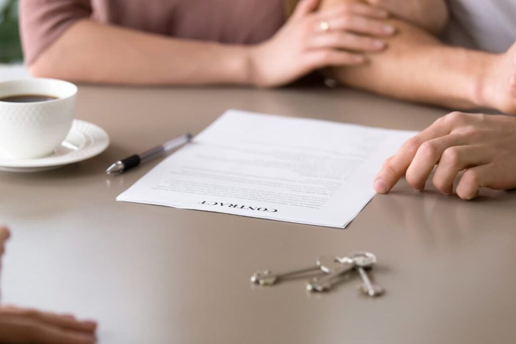 Guía completa sobre el desahucio por finalización de contrato 1 pareja firmando contrato
