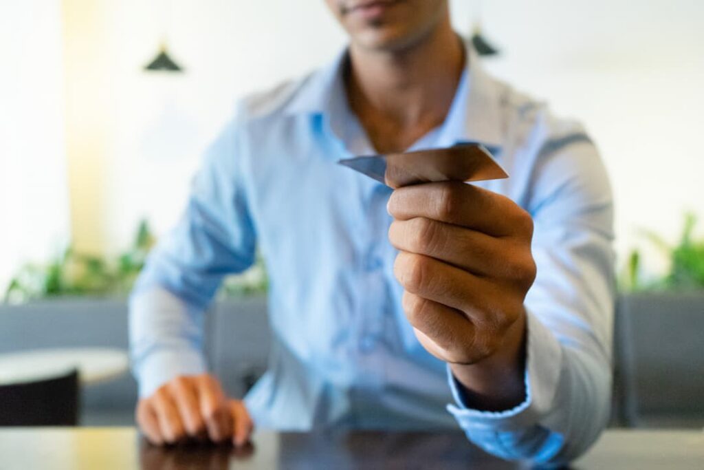 hombre haciendo pago con tarjeta de crédito