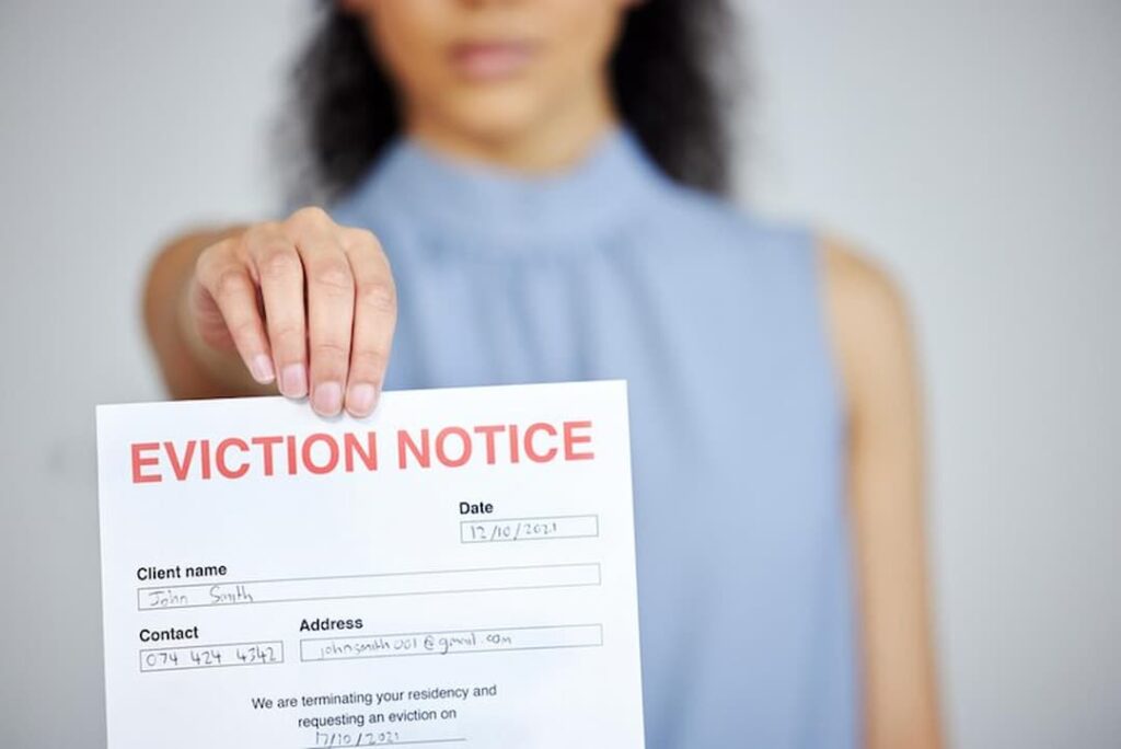 Desalojo de inquilinos sin contrato: aspectos legales y prácticos 1 mujer con nota de desalojo a inquilino sin contrato