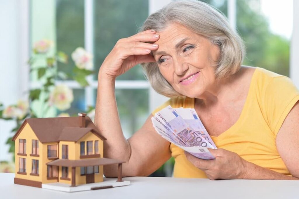 ¿Qué es la hipoteca inversa? 1 Mujer mayor recibiendo dinero por hipoteca inversa