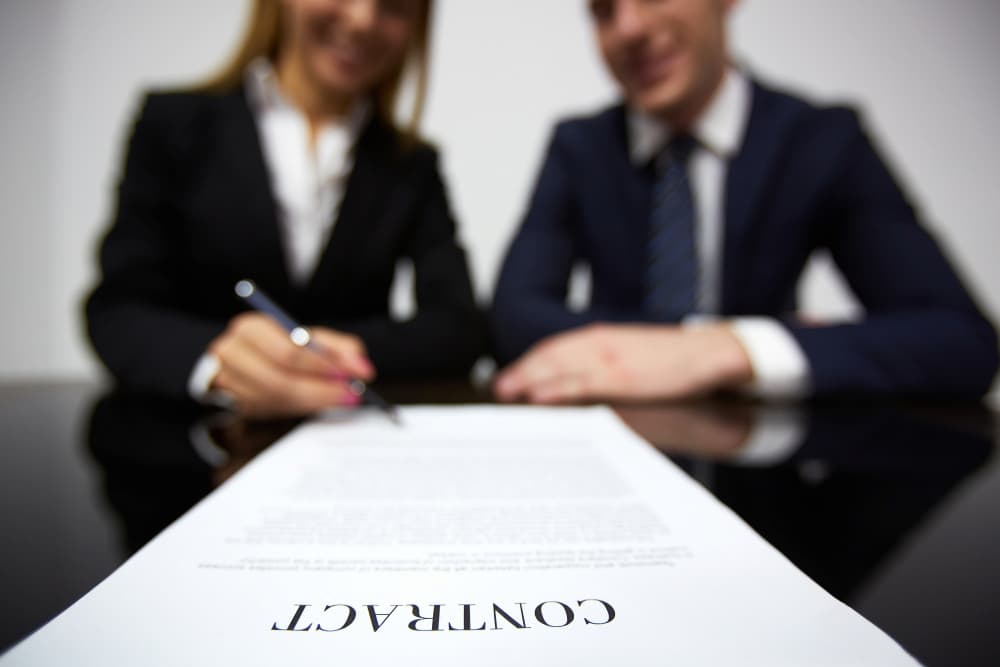 Personas firmando un contrato
