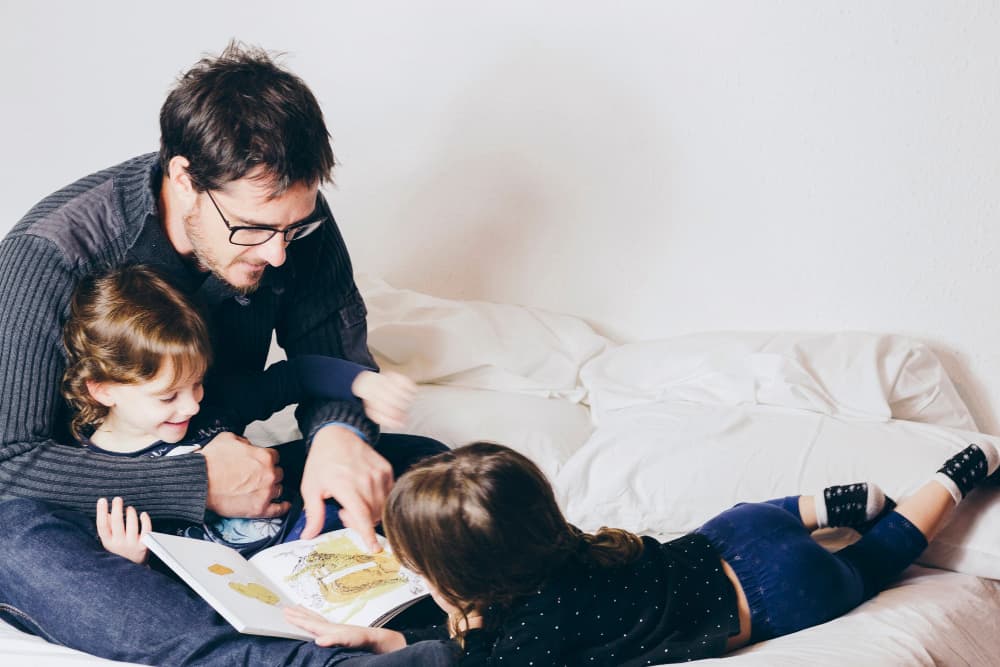 ¿Cuál es la diferencia ente custodia y patria potestad? 2 Padre compartiendo con sus hijos