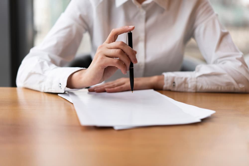 Mujer llenando documentos