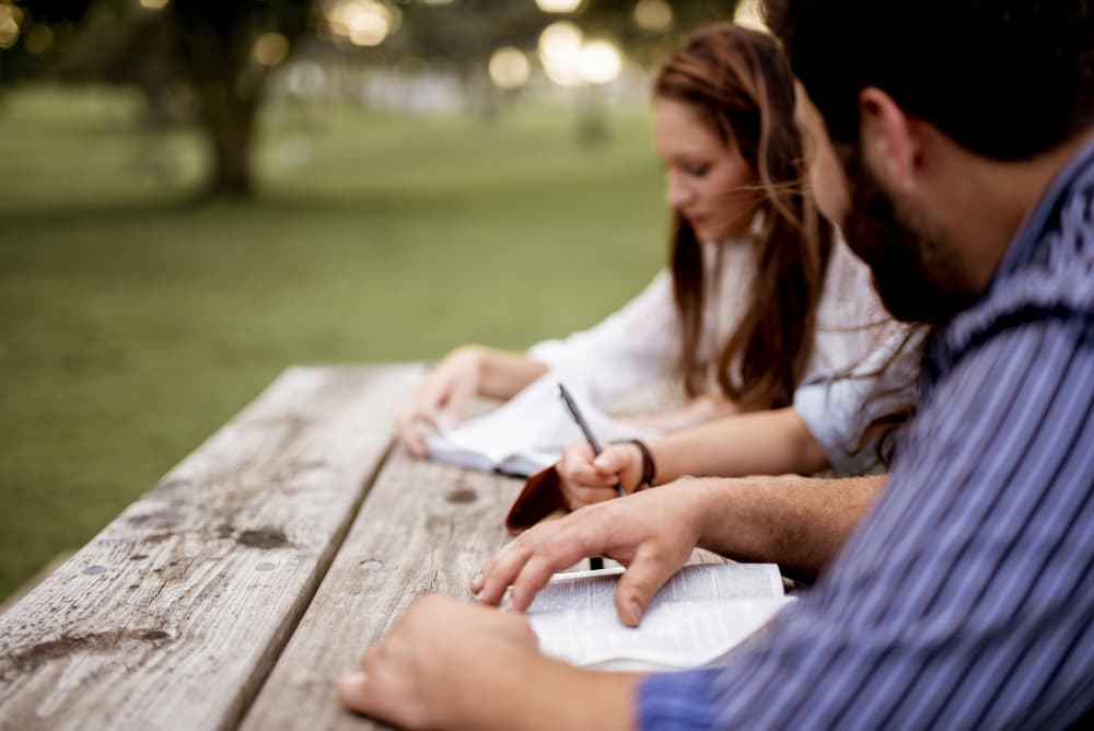 Todo sobre la separación de bienes en el matrimonio 2 Pareja leyendo acuerdos sobre la separación de bienes