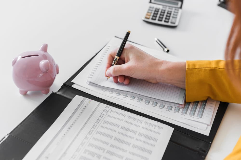 Mujer calculando impuestos